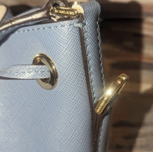 AUTH Michael Kors Greenwich Saffiano Leather Bucket Bag. - Picture 11 of 12